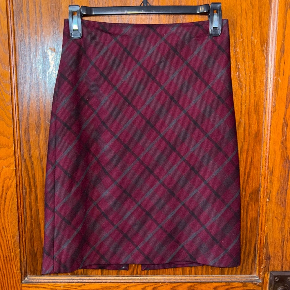 Pre-loved Women’s Plaid Express Pencil Skirt. Size 2, Maroon, Great Condition!
